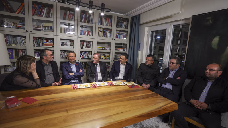 Özel, Ev hapsindeki Mahir Polat’ı ziyaret etti: “Herkesten önce sandığı istiyoruz, Tercihi millet yapsın”