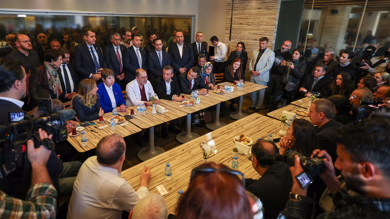 Özgür Özel’den Sırrı Süreyya Önder’e ziyaret: “Türkiye’nin kalbi barışı savunan bir kalple atıyor”