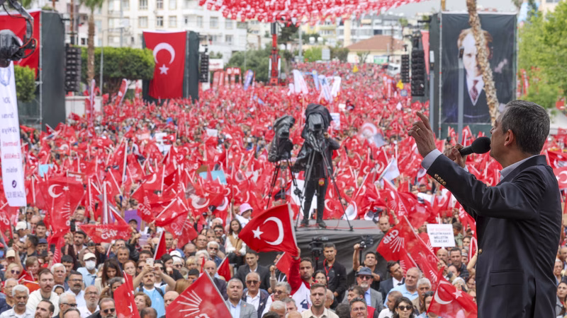 CHP Lideri Özel Mersin’de konuştu: “Devletin kapıları millete kapatılmıştır; Milletimiz gün saymakta”