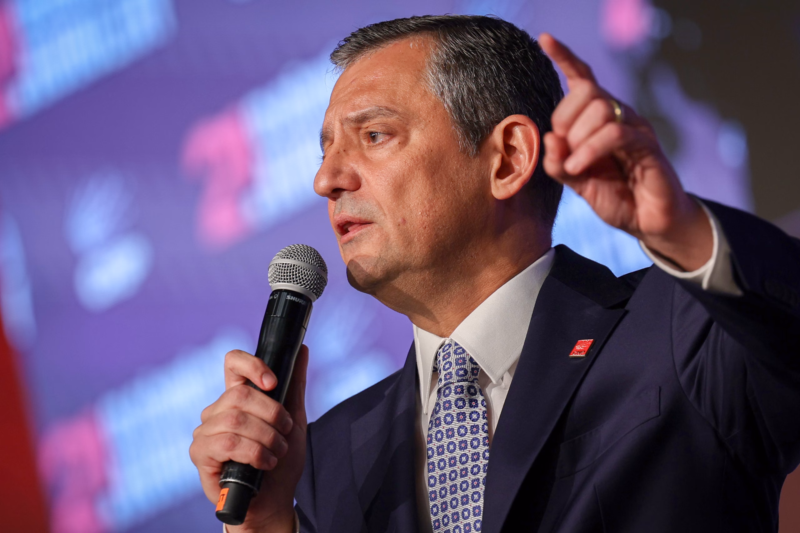 Özgür Özel’den birlik mesajı: “Türkiye’nin tüm demokratlarıyla birlikte dimdik duracağız”