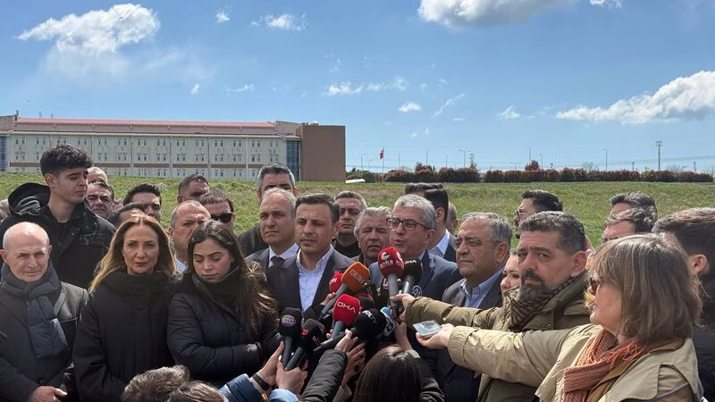 CHP’li Günaydın’dan Silivri önünde İmamoğlu Davasına Tepki: “Bu hukuk değil, Kumpas düzeni”