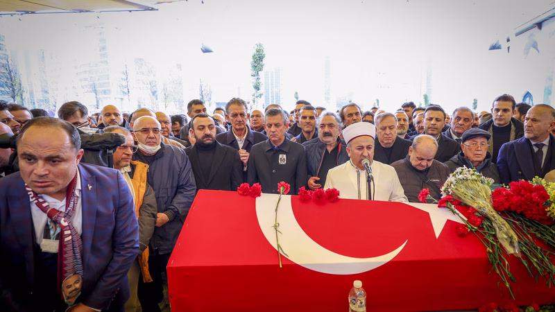 Özgür Özel, Sanatçı Volkan Konak’ın cenaze törenine katıldı