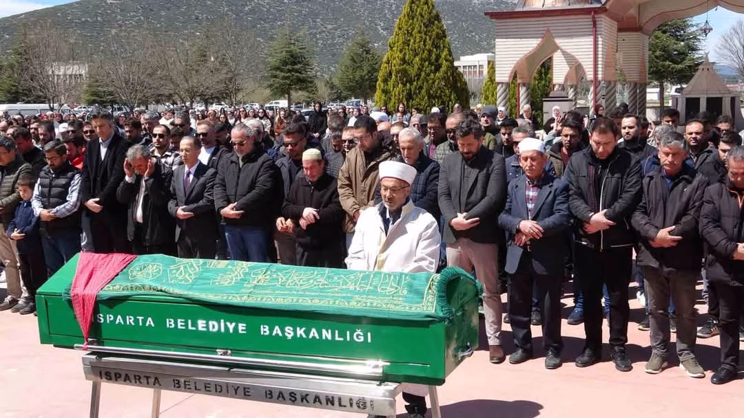 SDÜ Öğretim Üyesi Doç. Dr. Elif Kaya trafik kazasında hayatını kaybetti, Gözyaşlarıyla uğurlandı