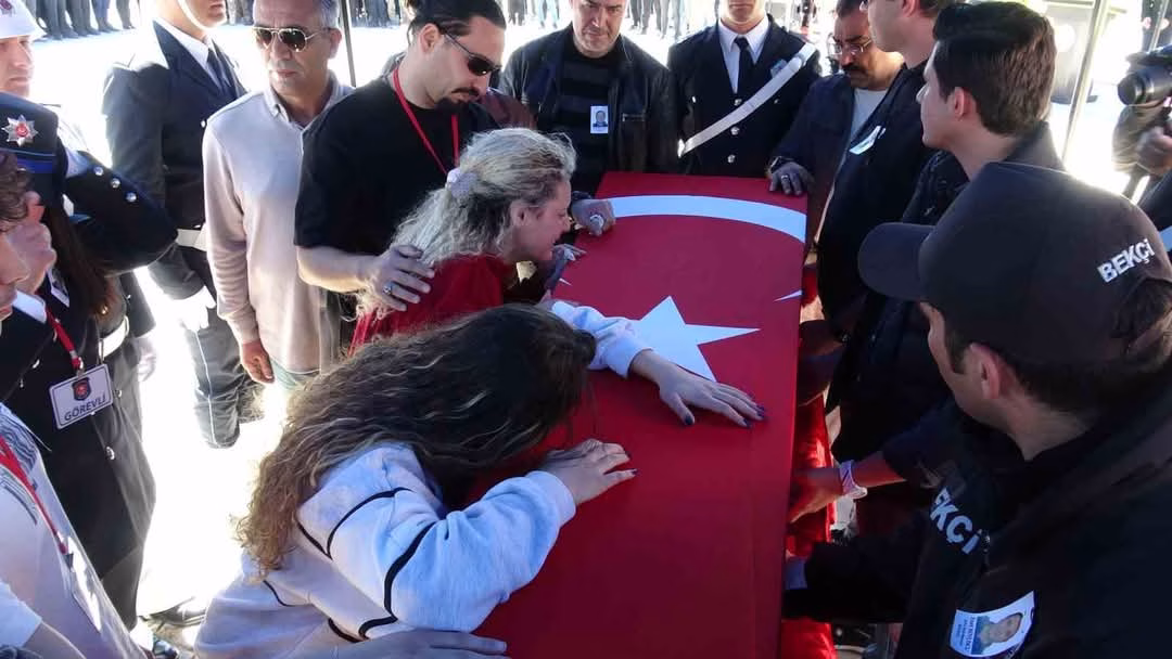 Antalya’da görev başında kalp krizi geçiren polis memuru şehit oldu, Gözyaşlarıyla uğurlandı