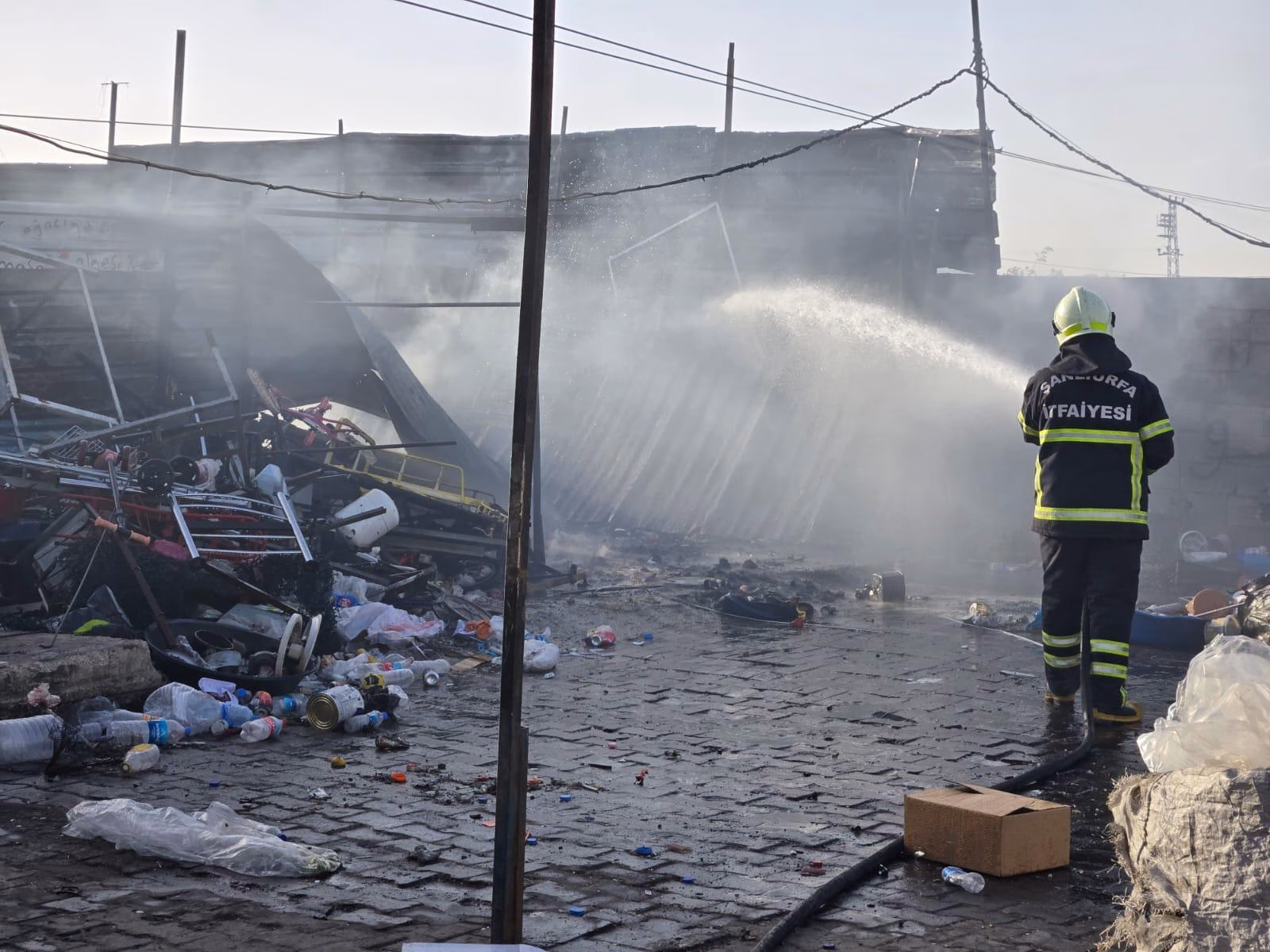 Şanlıurfa’da geri dönüşüm tesisinde yangın: Rüzgar yüksek gerilim hattını kopardı