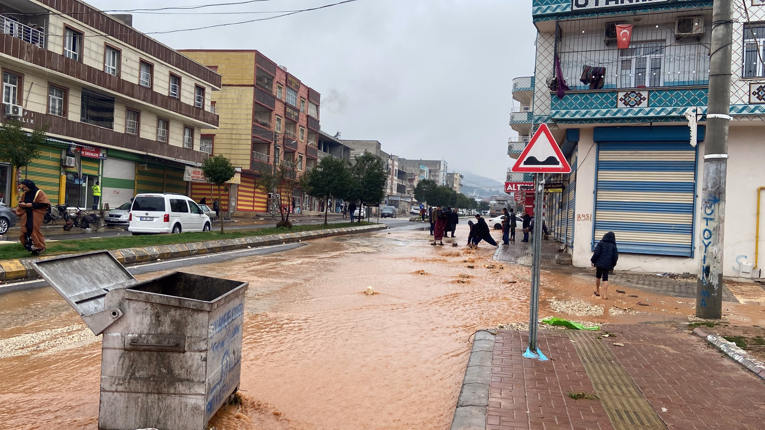 Şanlıurfa’da sağanak yağış hayatı olumsuz etkiledi