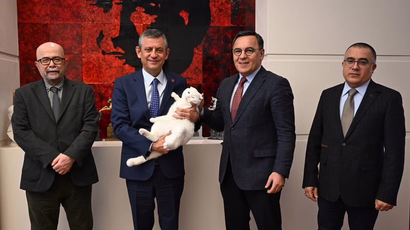 Özgür Özel: “Erdoğan saldırıyor, Biz kafa kafaya tokuşarak direniyoruz”