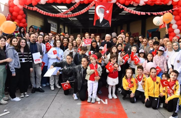 Beşiktaşlı Sporcular ve Ünlüler, Çocuklara moral ziyareti gerçekleştirdi