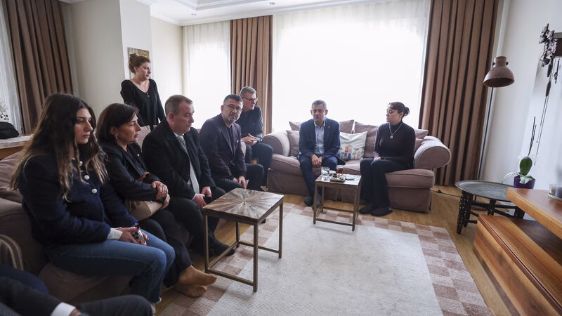 Özel’den öldürülen gencin ailesine ziyaret: ‘Failler emsal şekilde cezalandırılsın diye davanın takipçisiyiz’