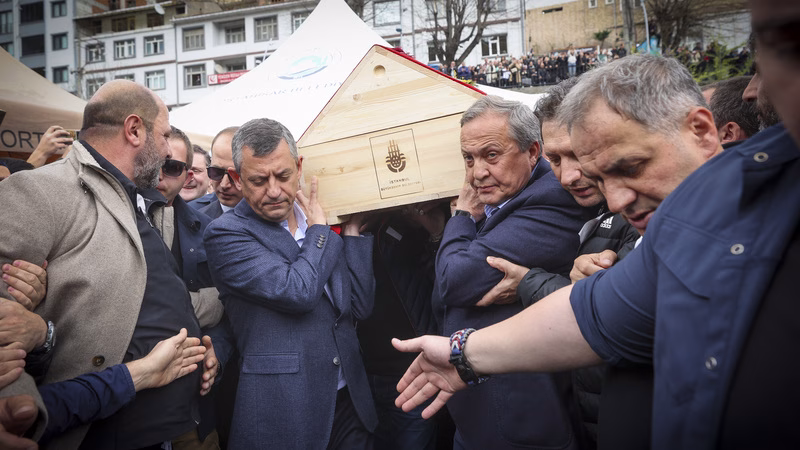 CHP Lideri Özel’den Volkan Konak’a veda: “Onun bize emaneti onurlu yaşamıdır”