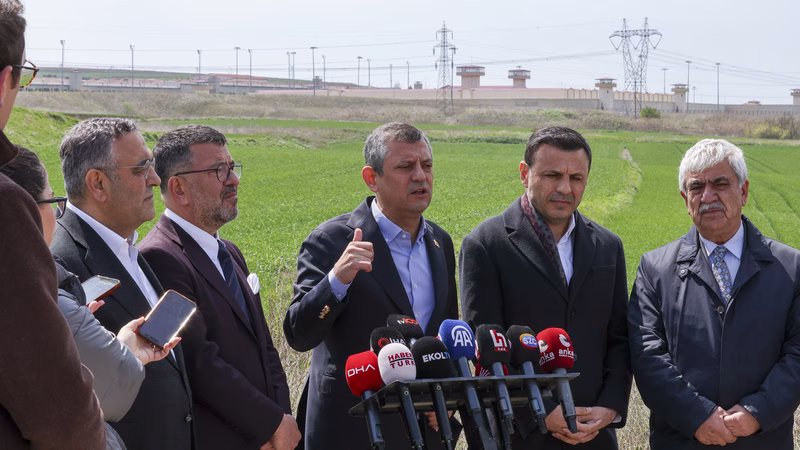 Özgür Özel’den Silivri ziyareti sonrası açıklamalar: “İmamoğlu davasında belge yok, Gizli tanık iftiraları var”