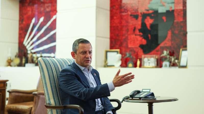 Özgür Özel’den TRT’ye sert eleştiri: “86 milyon ödüyor, Bir kişinin menfaatine çalışıyor”