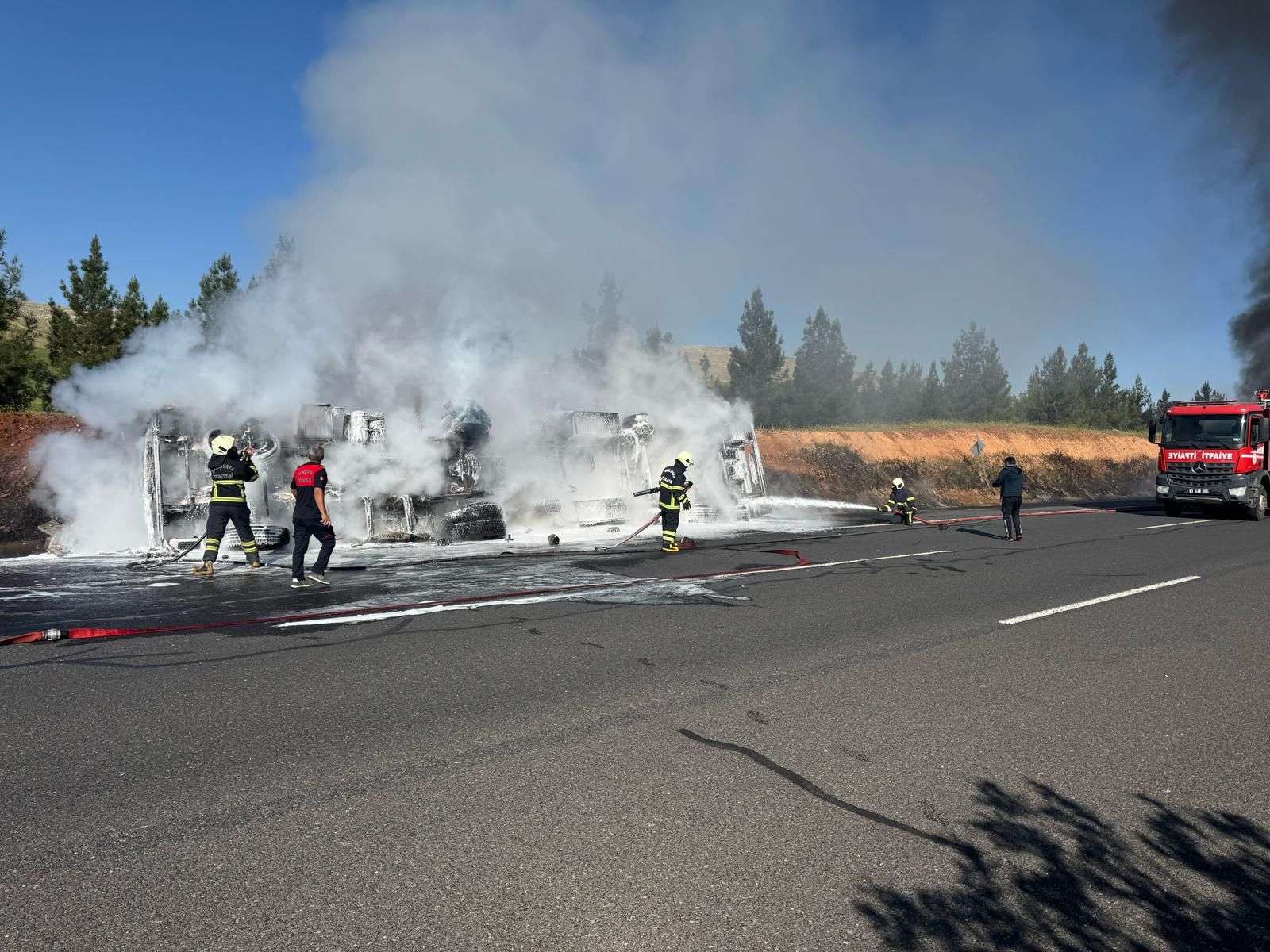 Şanlıurfa’da devrilen akaryakıt tankeri alev topuna döndü!