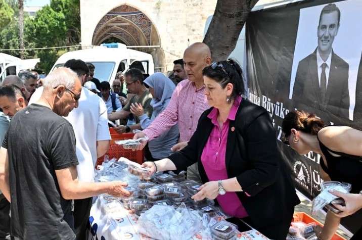 Muratpaşa Belediyesi’nden Ferdi Zeyrek anısına helva ikramı