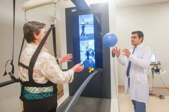 Felçli hastalar robot destekli tedaviyle ayağa kalkıyor