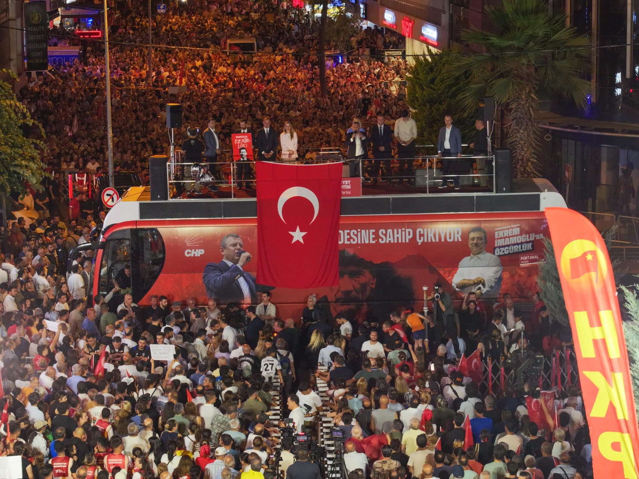 Özel’den Erdoğan’a yanıt: “Benim baklava kutusuna tahammülüm yok, Senin ayakkabı kutularından sabıkan var”