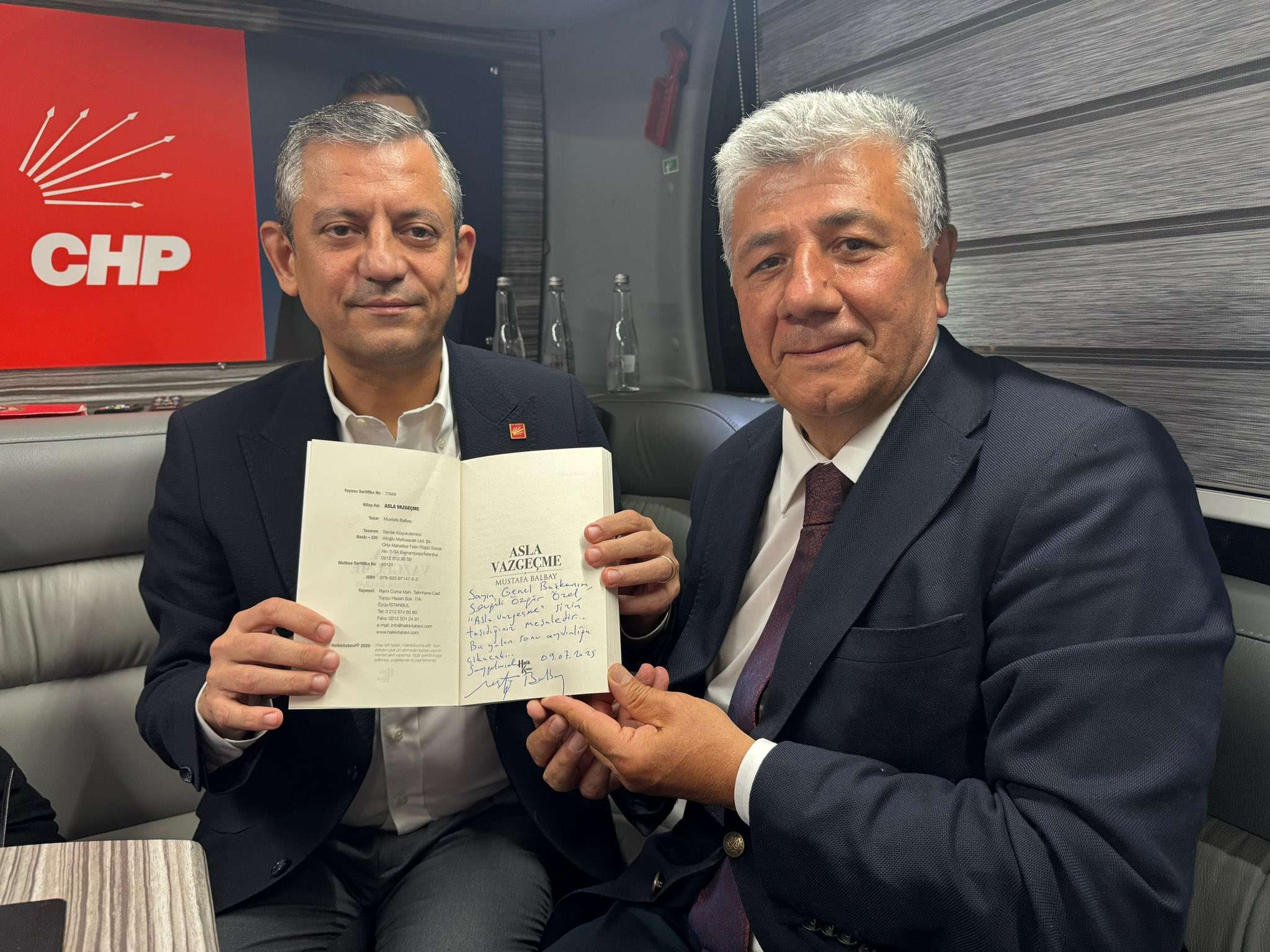 Özgür Özel’den Mustafa Balbay’ın “Asla Vazgeçme” kitabına destek: Geliri mağdur gençlere burs olacak