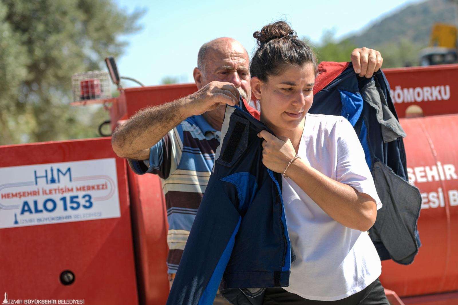 İzmir’de yangınlara karşı omuz omuza mücadele Baba ve Kızı gönüllü itfaiyeci oldu