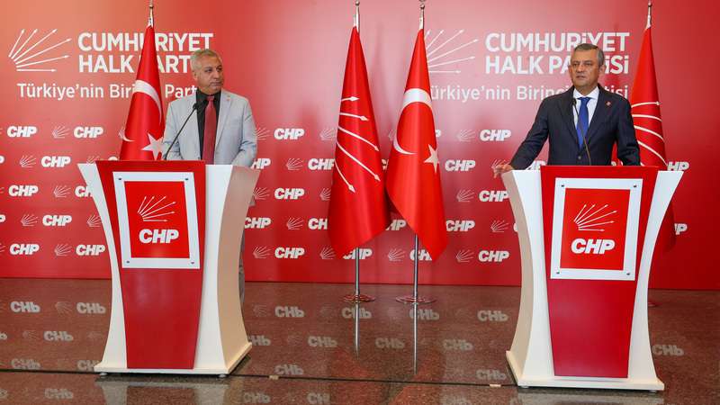 Özel’den iktidara sert eleştiri: “Milletin cebinden çalıyor, Muhalefeti susturmaya çalışıyorlar”