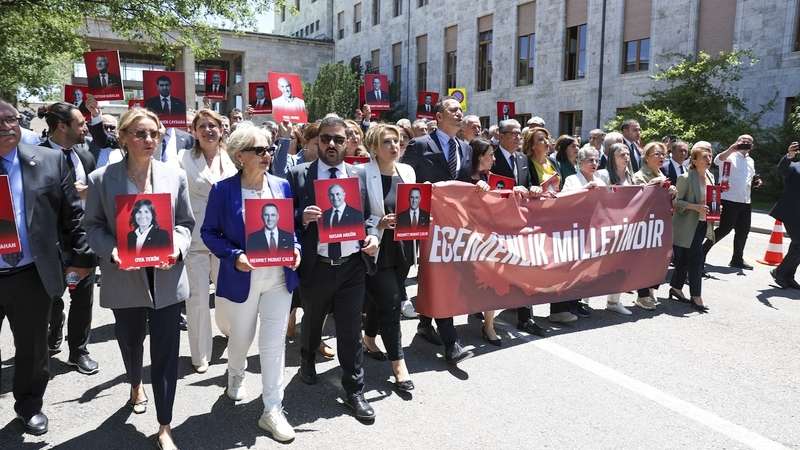 CHP Adalet Bakanlığı’na yürüdü: “Tutuklu başkanlarımız aramızda, Size teslim olmayacağız”