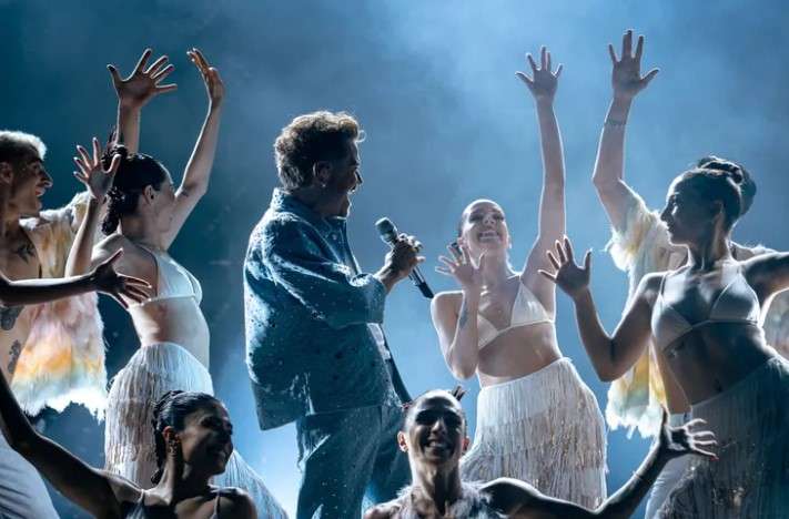 Harbiye’de yazın vazgeçilmezi: Kenan Doğulu’dan efsanevi performans