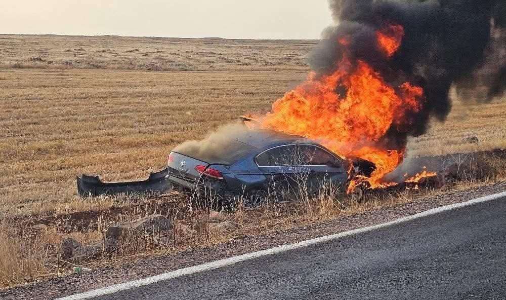 Şanlıurfa’da feci kaza: şarampole uçan otomobil alev alev yandı, Sürücüyü vatandaşlar kurtardı!