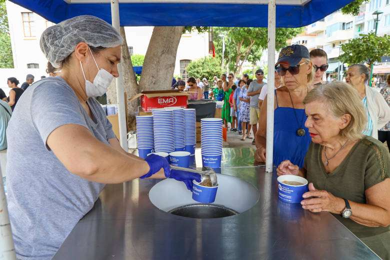 Antalya’da geleneksel aşure ikramları devam ediyor