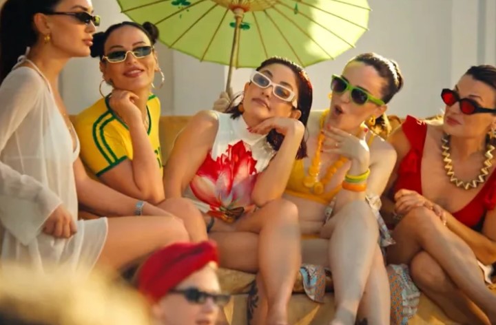 Melek Mosso’dan ilk albüm ve “Badem” sürprizi