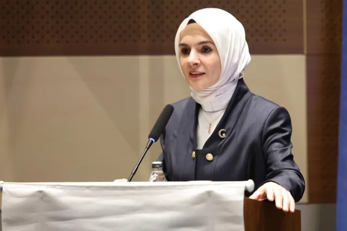 YKS çıkışında babasının çiçeklerle karşıladığı Çimen’e Bakan Göktaş’tan tebrik telefonu