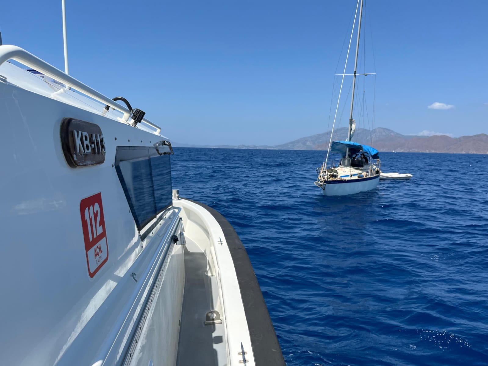 Muğla Datça açıklarında yelkenli teknede 28’i göçmen 30 kişi yakalandı