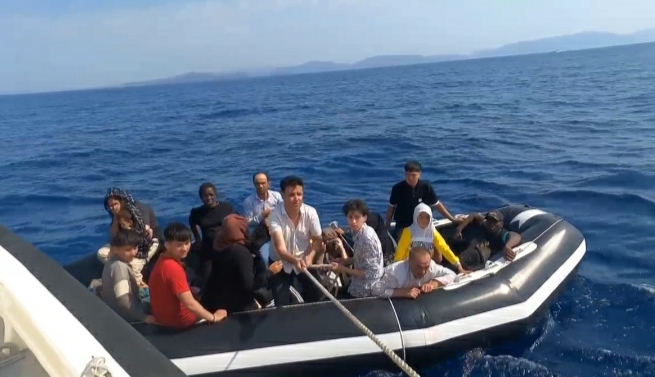 İzmir açıklarında 10’u çocuk 13 göçmen kurtarıldı: Yunanistan’ın geri ittiği iddia edildi