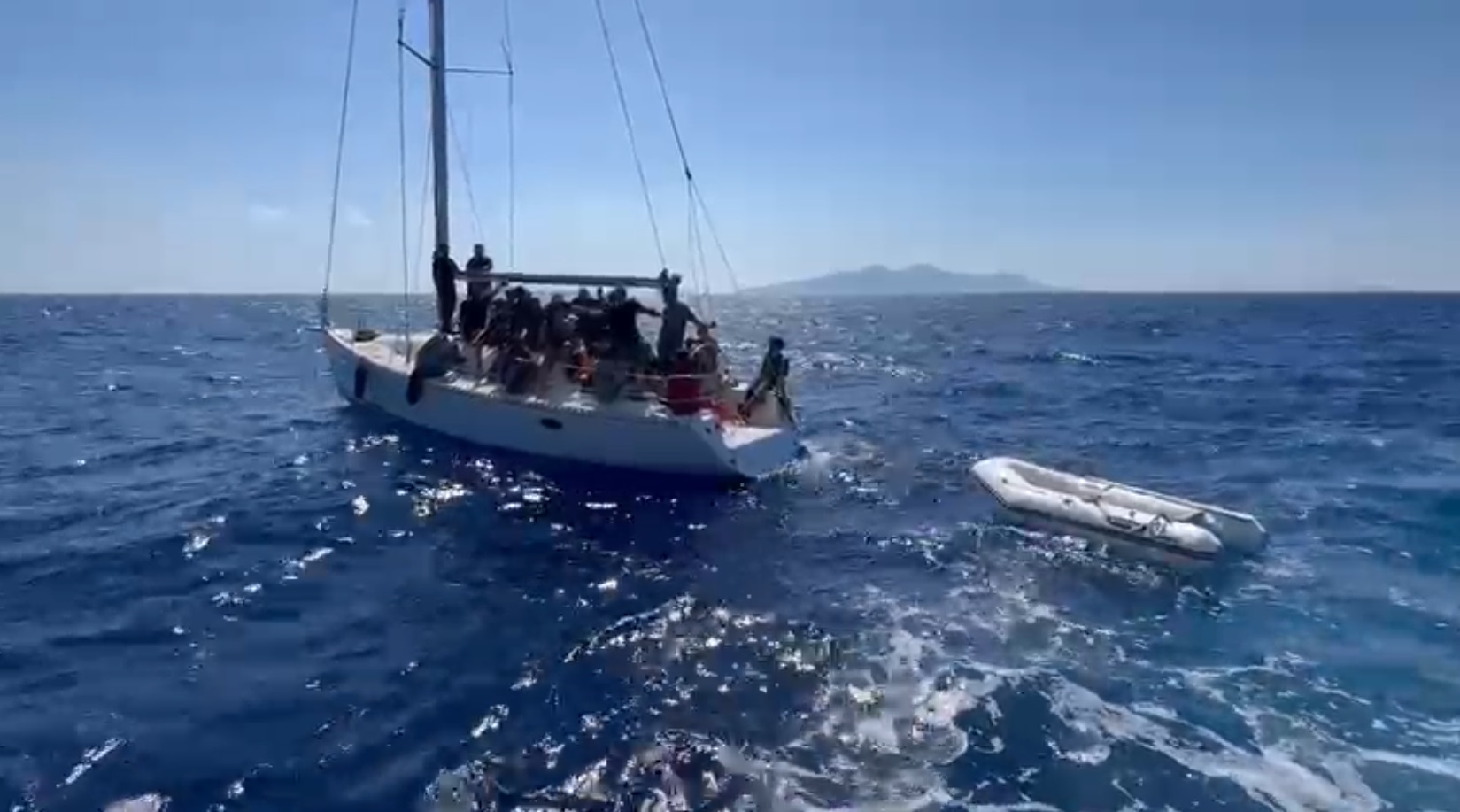 Muğla açıklarında can pazarı: Motoru arızalanan teknede mahsur kalan 34 göçmen kurtarıldı