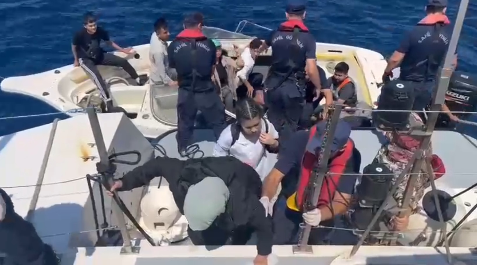 İzmir Foça açıklarında motoru arızalanan teknede mahsur kalan 14 göçmen kurtarıldı