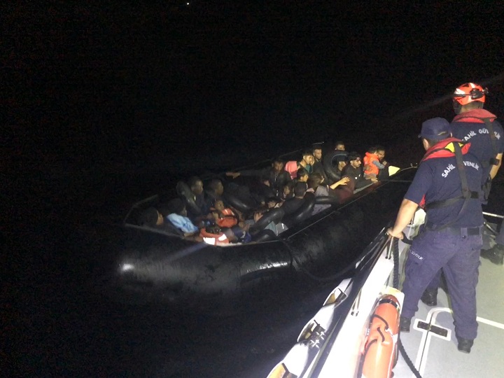 İzmir açıklarında şok eden manzara: lastik botun içindeki 14 göçmenin hepsi çocuk çıktı