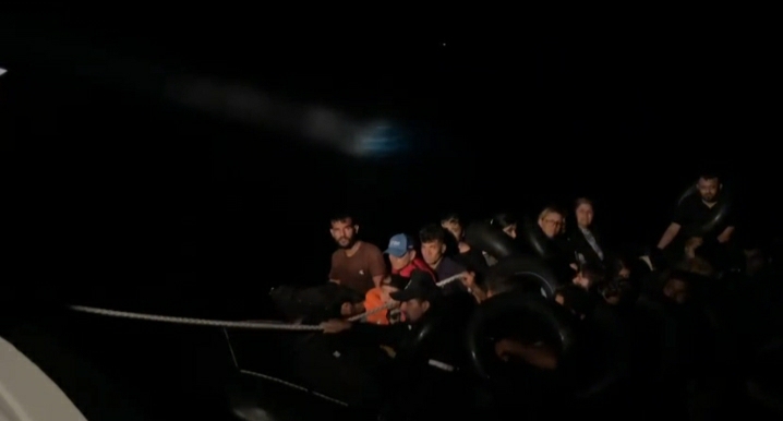 Çanakkale açıklarında 15’i çocuk 26 düzensiz göçmen yakalandı