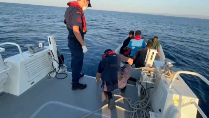 Çeşme açıklarında 3’ü çocuk 10 düzensiz göçmen yakalandı