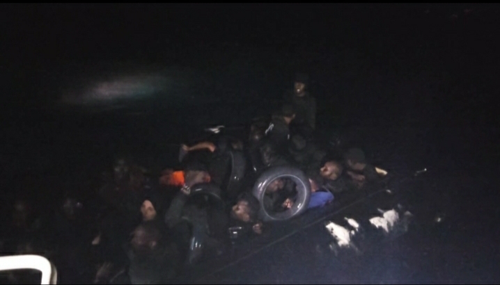 Çeşme açıklarında 32 düzensiz göçmen yakalandı