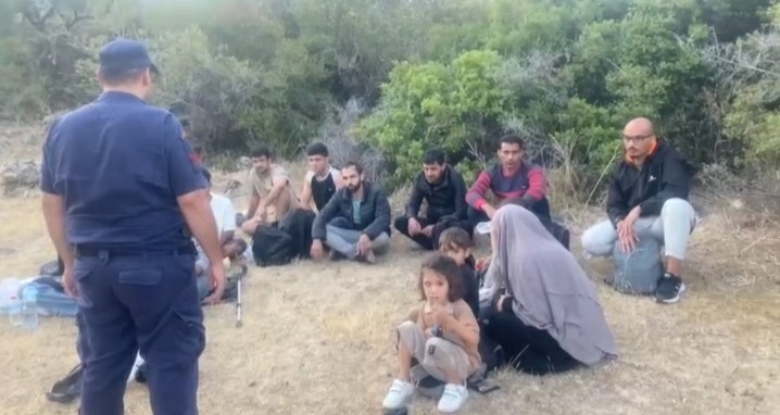 İzmir Dikili’de 3’ü çocuk 11 düzensiz göçmen karada yakalandı
