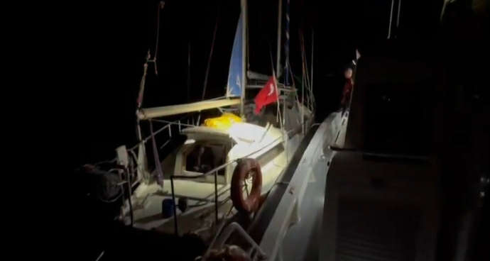 Marmaris açıklarında “İtalya Rotası”ndaki tekneye operasyon: 56 göçmen ve 3 kaçakçı yakalandı