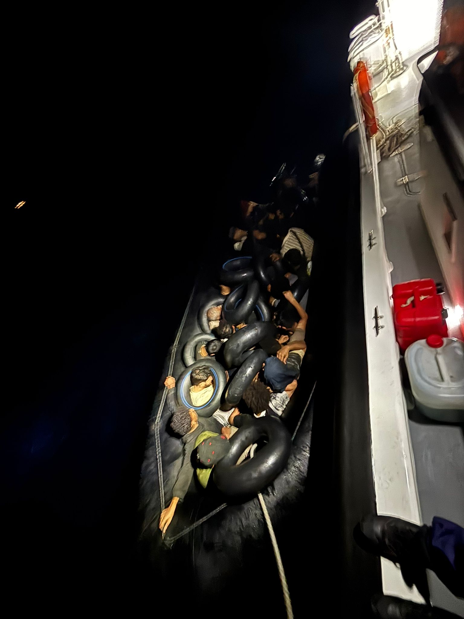 İzmir Menderes açıklarında 20 düzensiz göçmen yakalandı