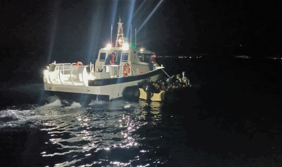İzmir Menderes açıklarında 20 düzensiz göçmen yakalandı