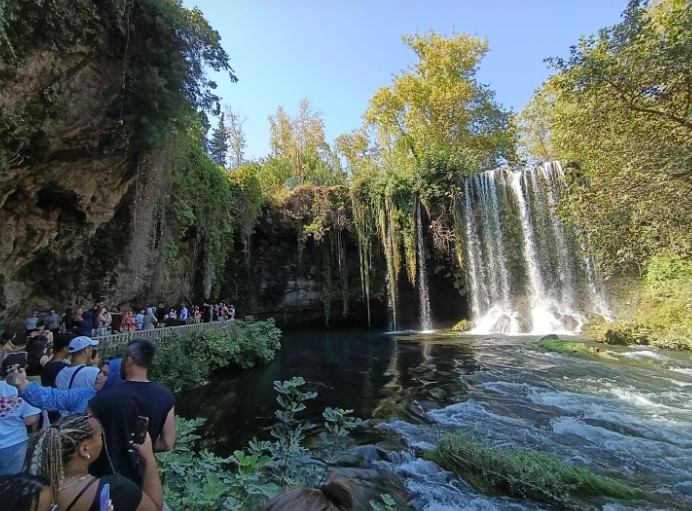 Antalya’nın ferah noktası: Düden şelalesi ziyaretçileri çekiyor