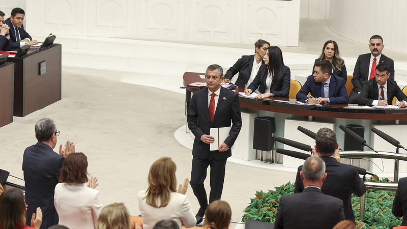 CHP Lideri Özgür Özel’den Adalet Bakanı Tunç’a 7 kritik soru: “Türkiye’de ikili hukuk sistemi mi işletilmektedir?”