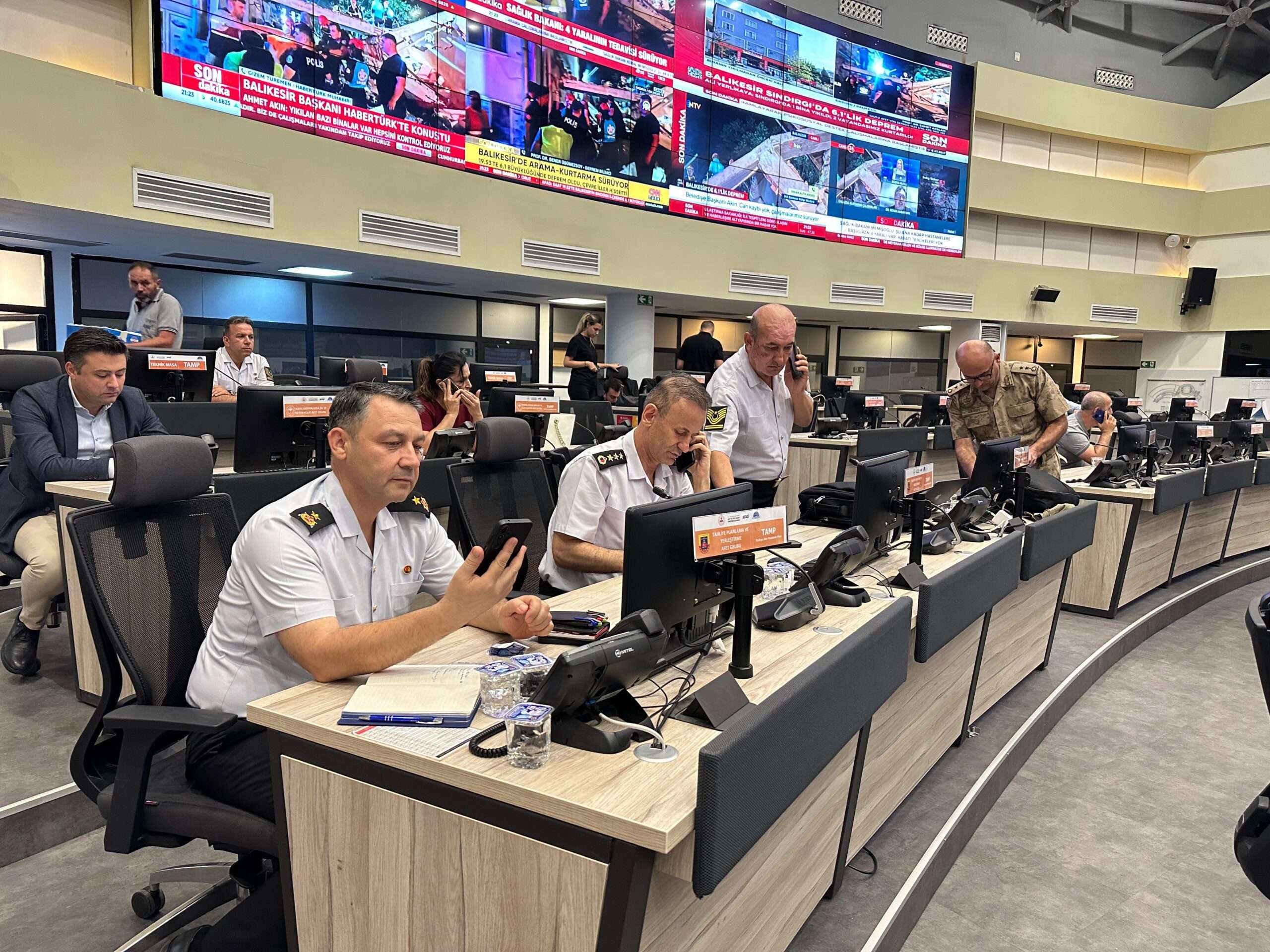 Balıkesir depremi sonrası teyakkuz: 10 ilden takviye ekip sevk edildi, 7 artçı sarsıntı yaşandı