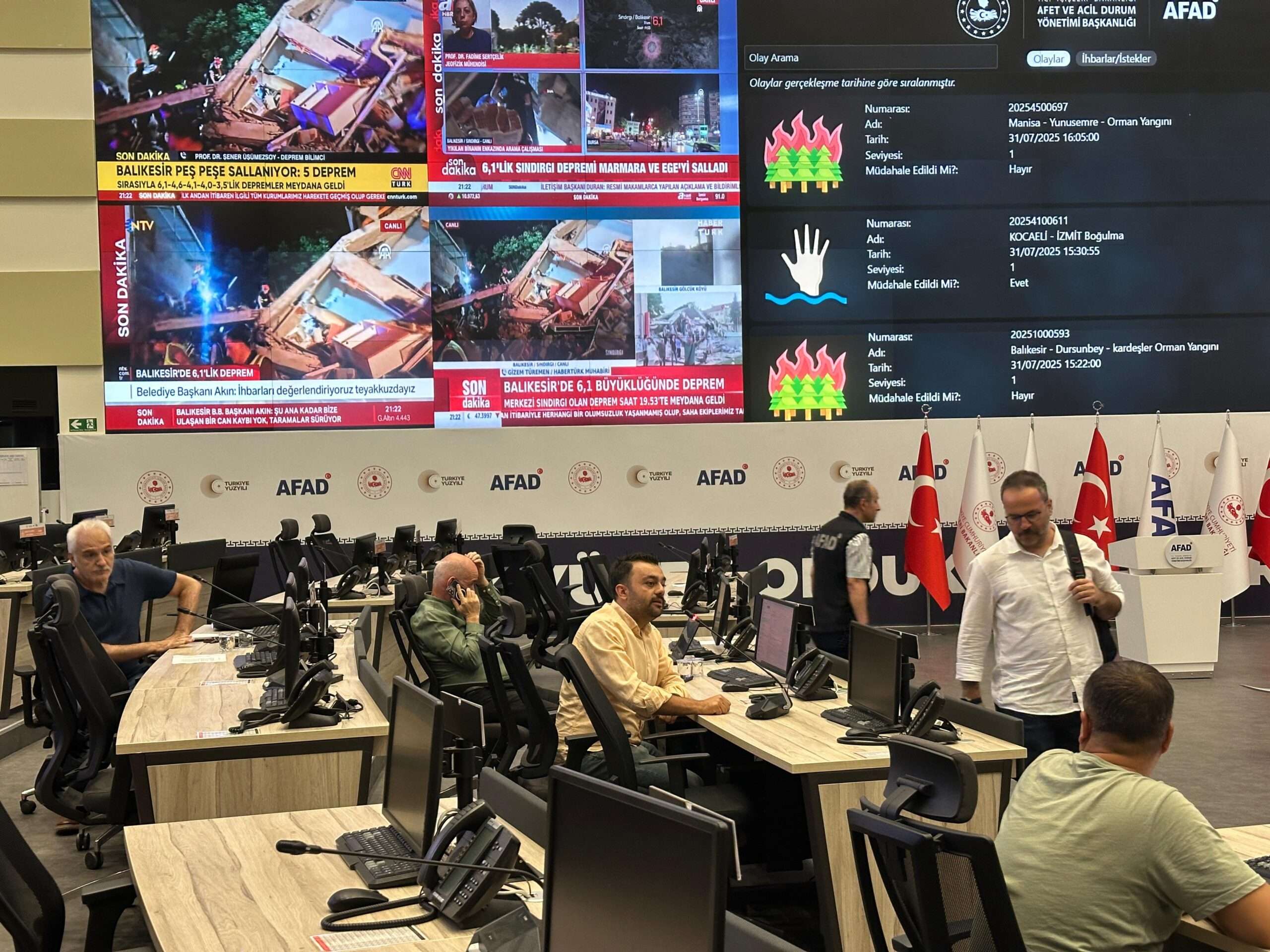 Balıkesir’deki depremde 1 bina yıkıldı, Enkazdan 4 kişi sağ kurtarıldı, 1 kişiye ulaşılmaya çalışılıyor