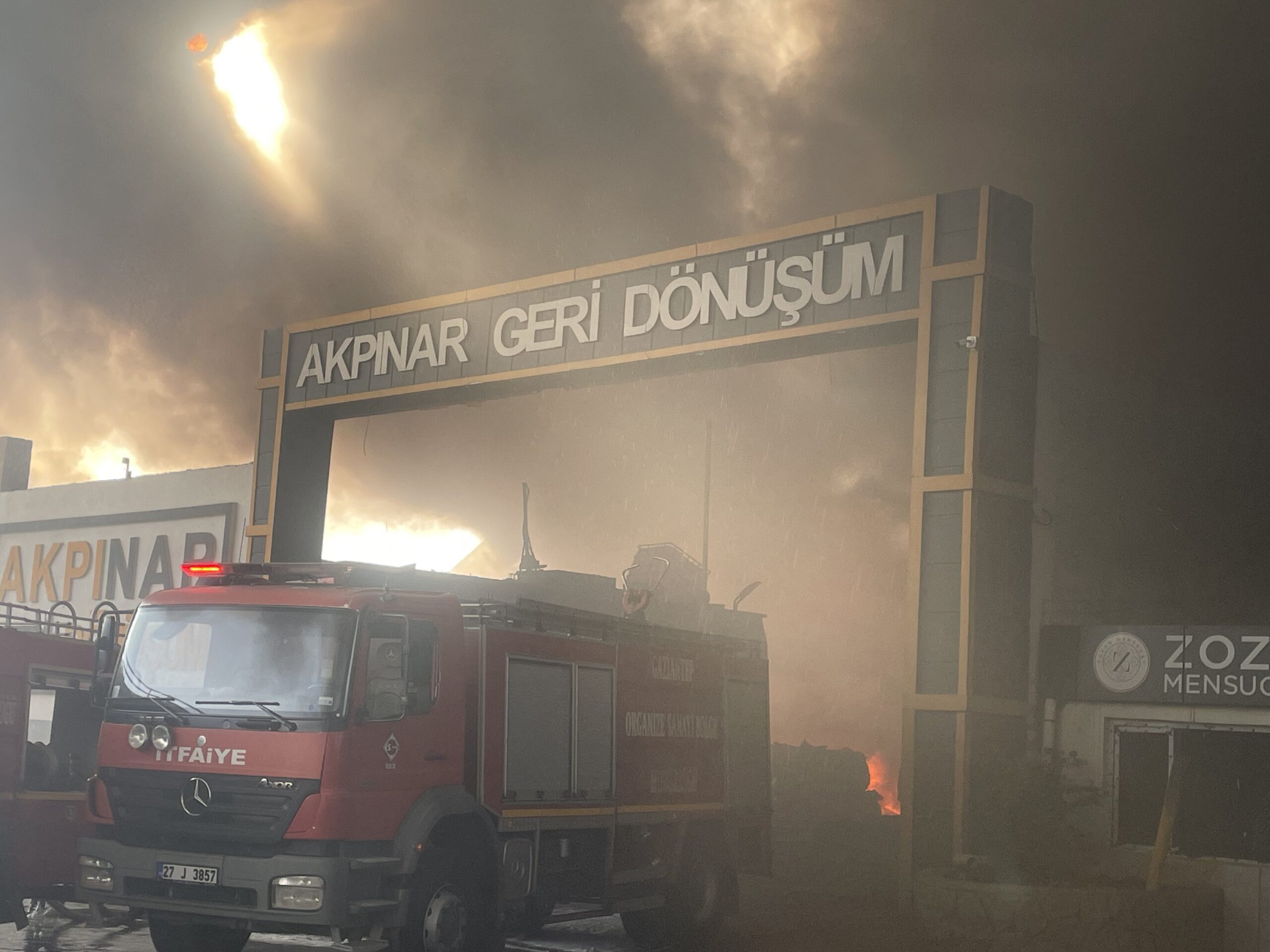 Gaziantep’te geri dönüşüm tesisinde yangın: Gökyüzü siyaha büründü