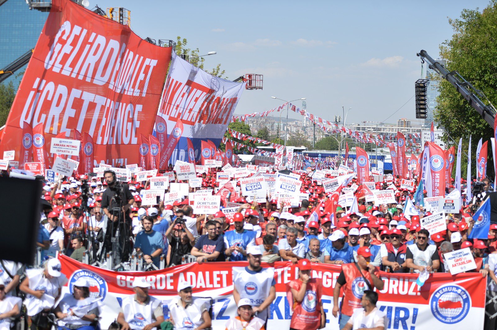 Memur eylemleri sonuç verdi: Hükümet, Memur-Sen’i görüşmeye davet etti