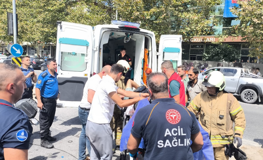 Sancaktepe’de trafik kazası: Sıkışan vatandaş kurtarıldı