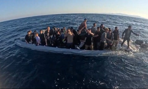 İzmir açıklarında can pazarı: Batan bottaki 16’sı çocuk 20 göçmen kurtarıldı