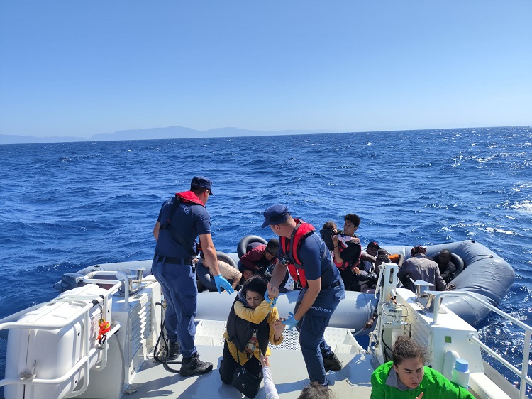 İzmir açıklarında üç ayrı operasyon: 1’i yaralı 58 kişi yakalandı ve kurtarıldı